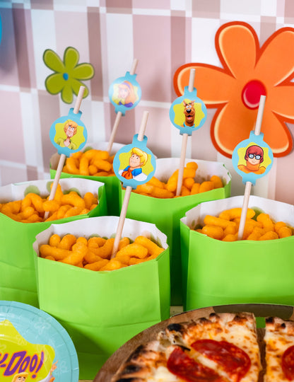 Mise en situation dans des contenants à snacks des pailles médaillon en carton Scooby-Doo