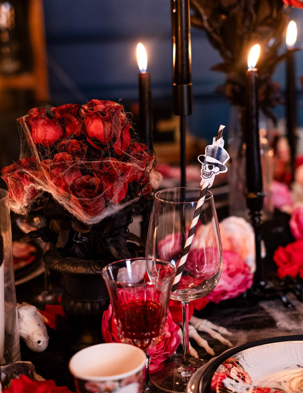 Decoração festiva para a mesa com palhinhas listradas de esqueleto halloween