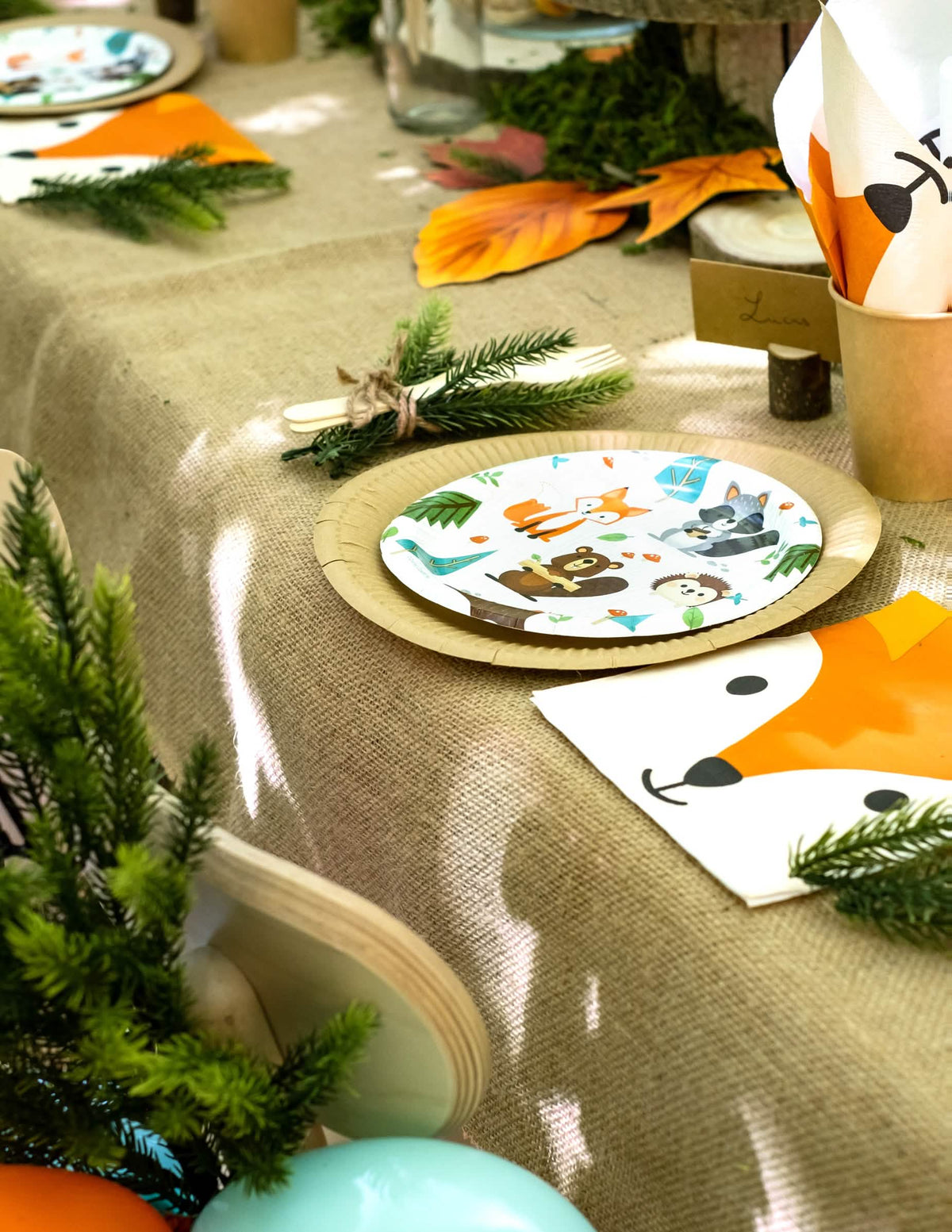 Grande plano sobre a mise en place da mesa dos pequenos pratos de cartão animal da floresta