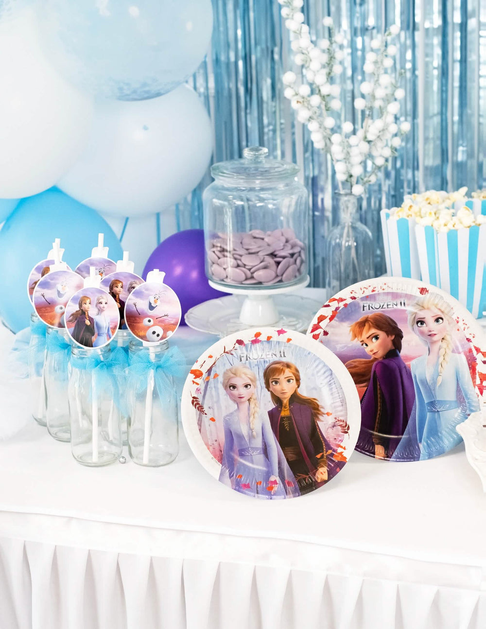 Colocação dos pratos de cartão Frozen 2