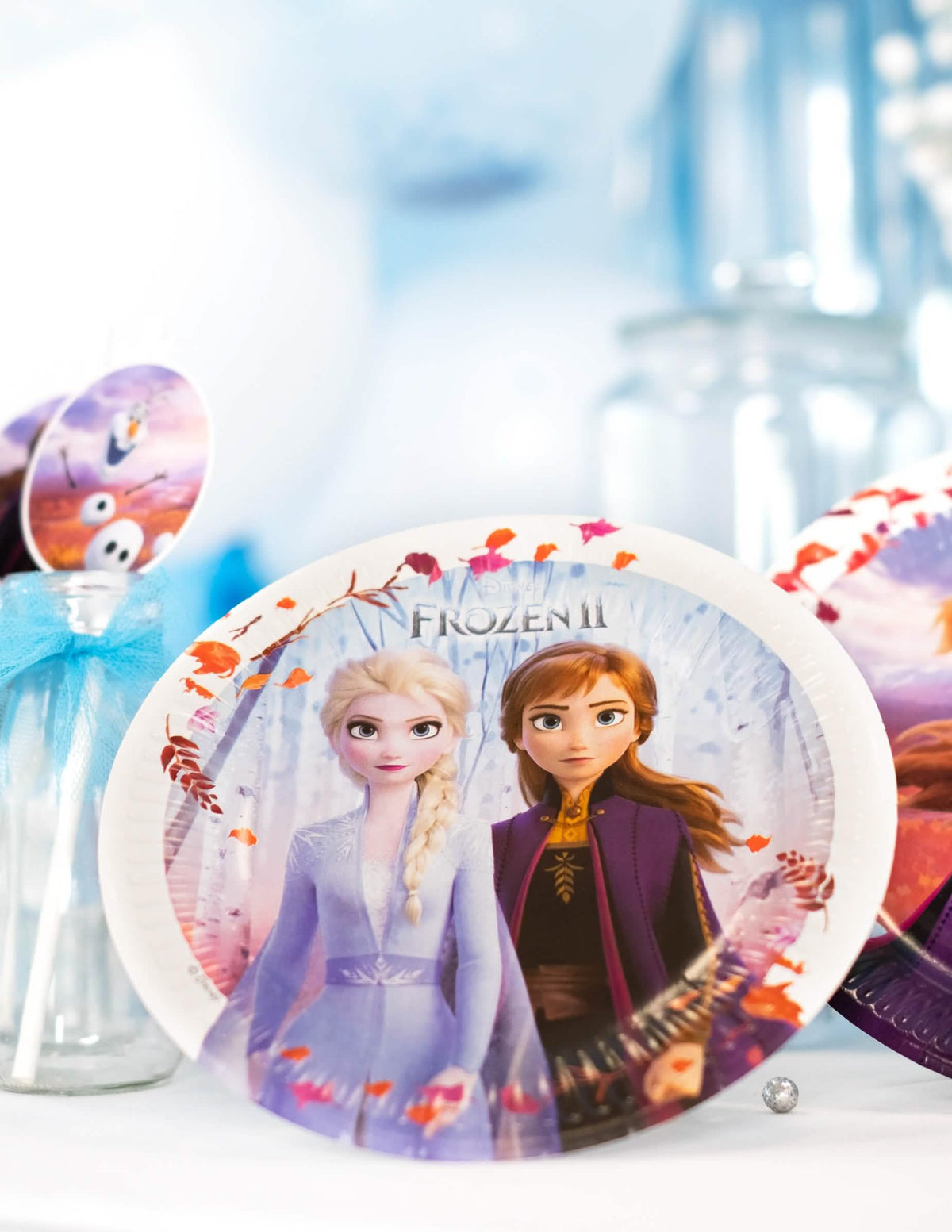 Grande plano da ilustração dos pratos de papel Frozen 2