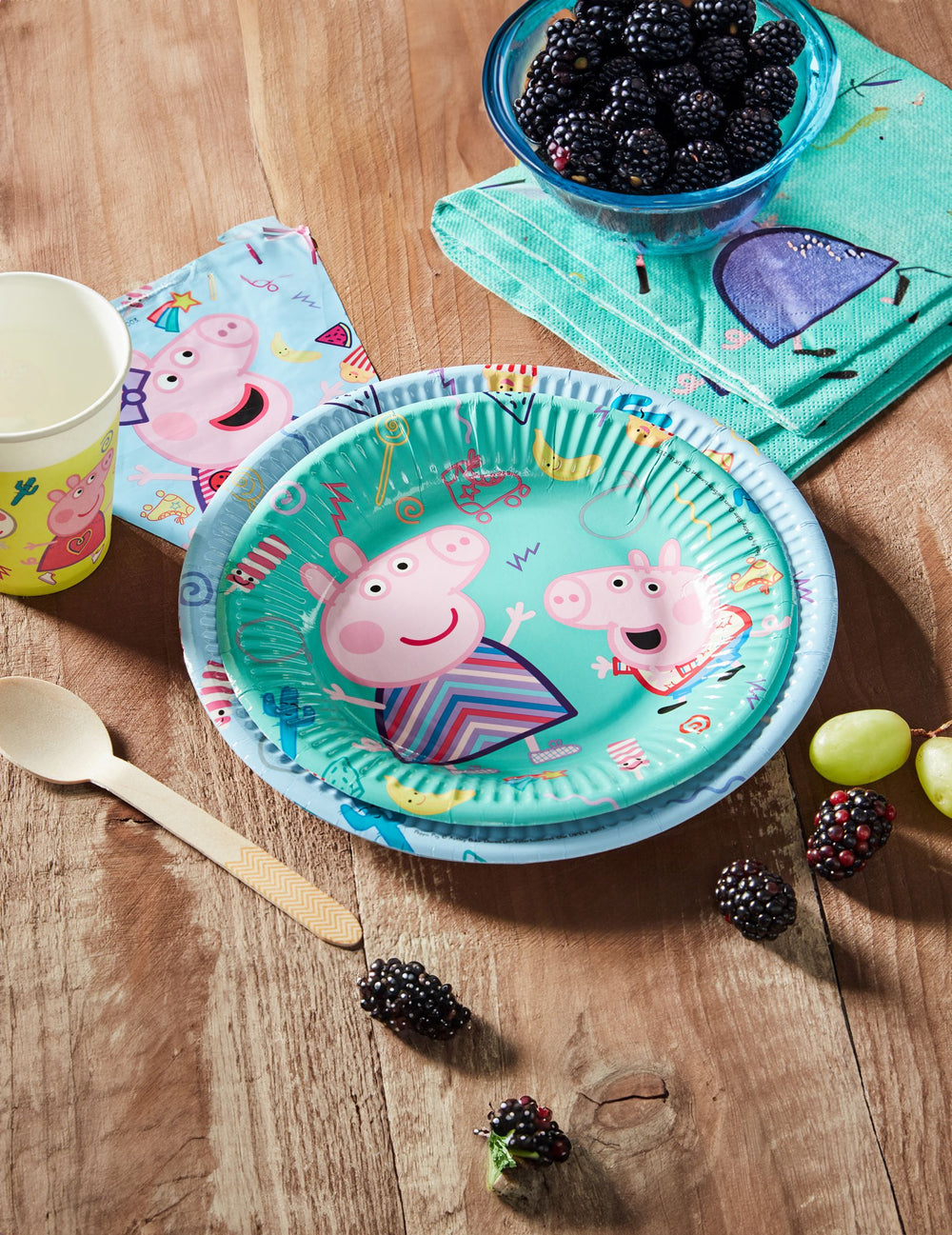 Mise en situation sur une table de fête des petites assiettes en carton Peppa Pig