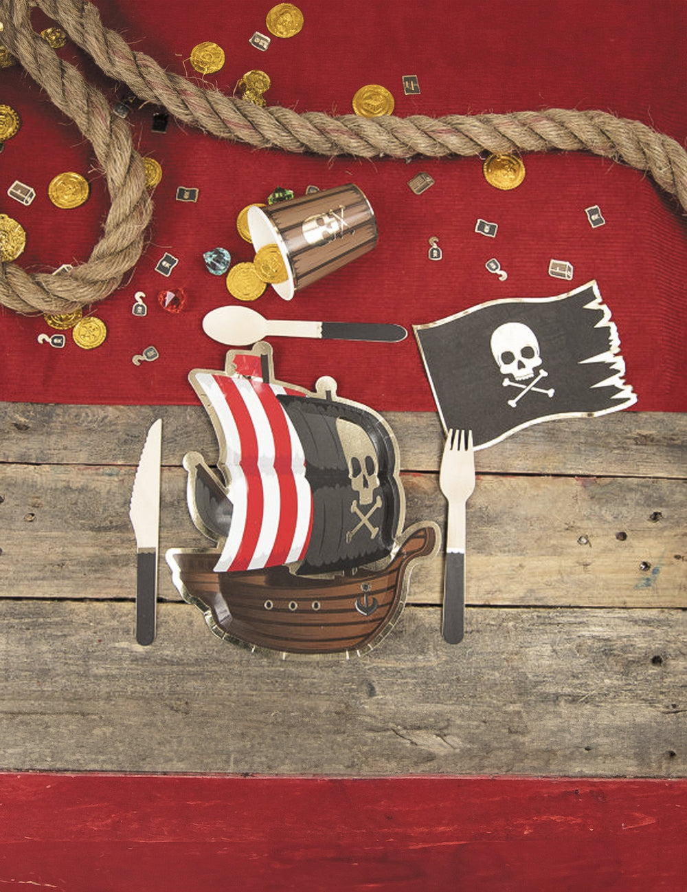 Mise en scène de table des petites fourchettes en bois pour fête noires thème pirate