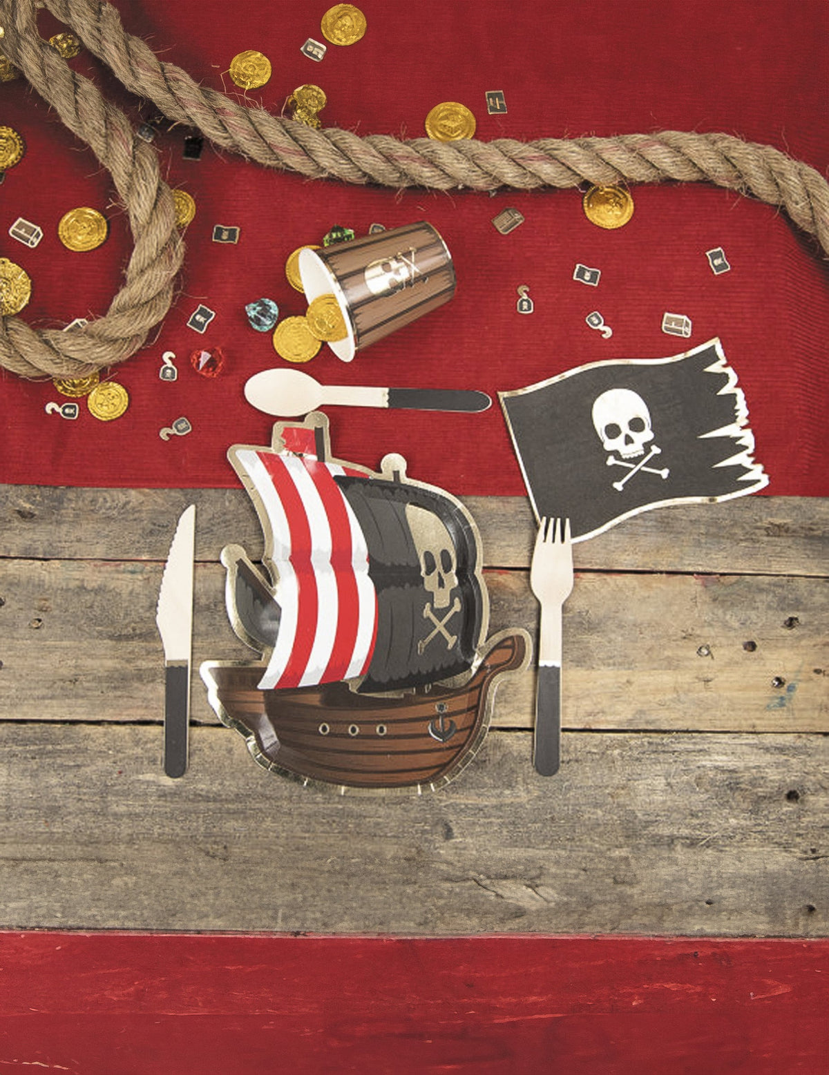 Mise en scène de table des petites fourchettes en bois pour fête noires thème pirate