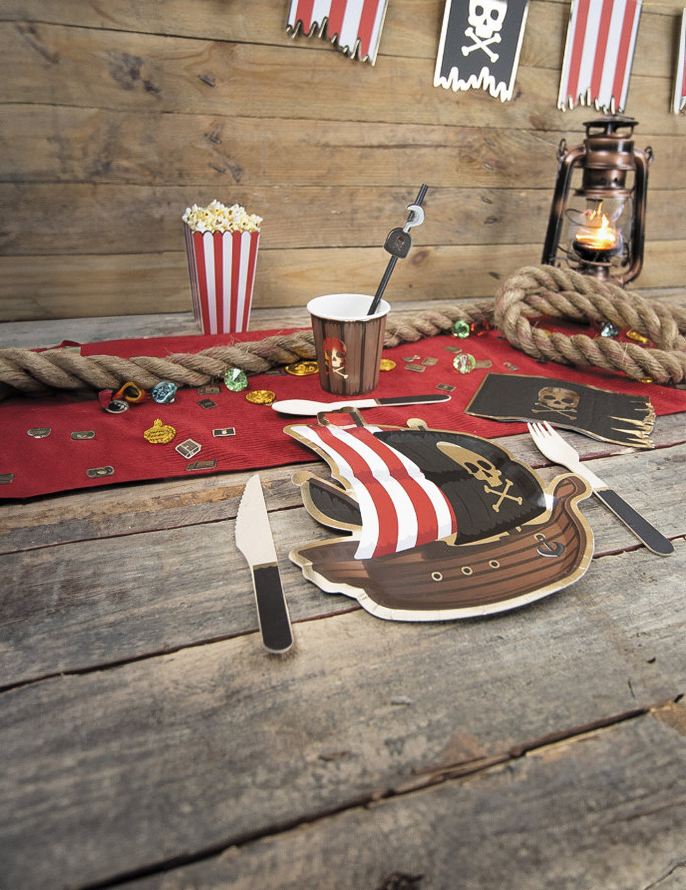 Mise en situation sur une table des petites fourchettes en bois pour fête noires thème pirate