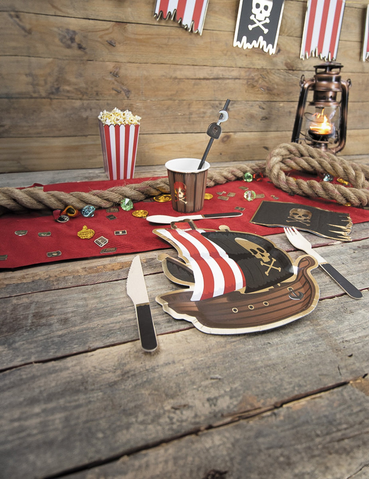 Mise en situation sur une table des petites fourchettes en bois pour fête noires thème pirate