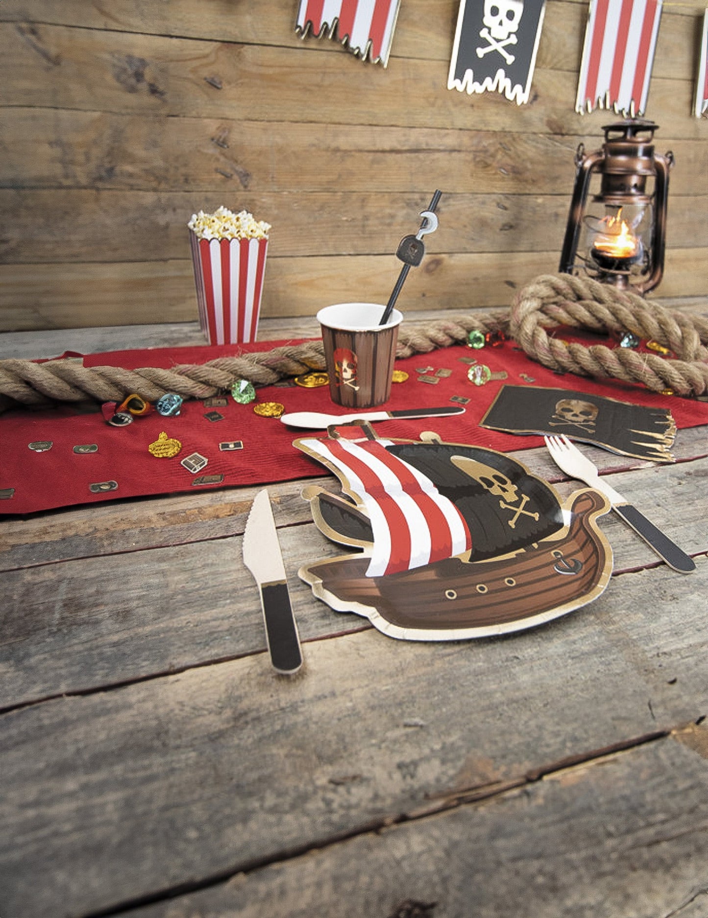 Mise en situation pirate des petits couteaux en bois pour fête noirs