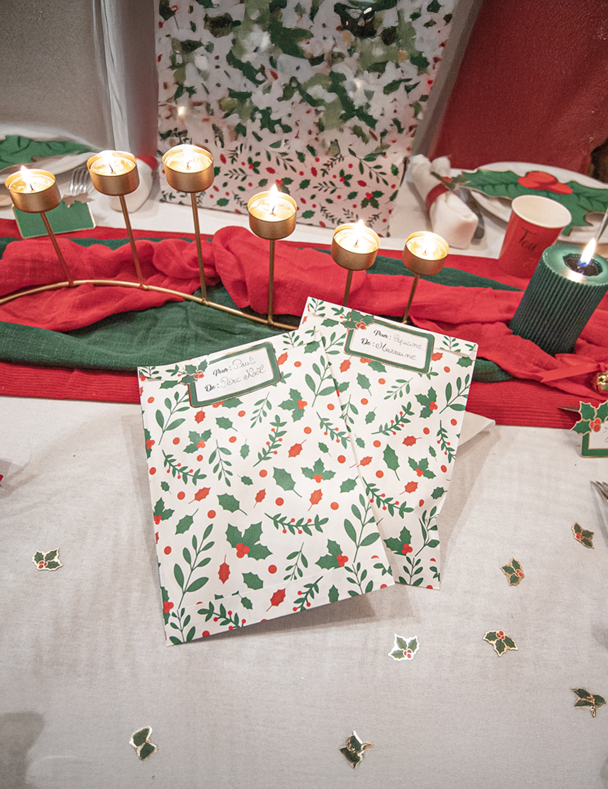 Détail de l'étiquette personnalisable des pochettes cadeaux houx de Noël en papier