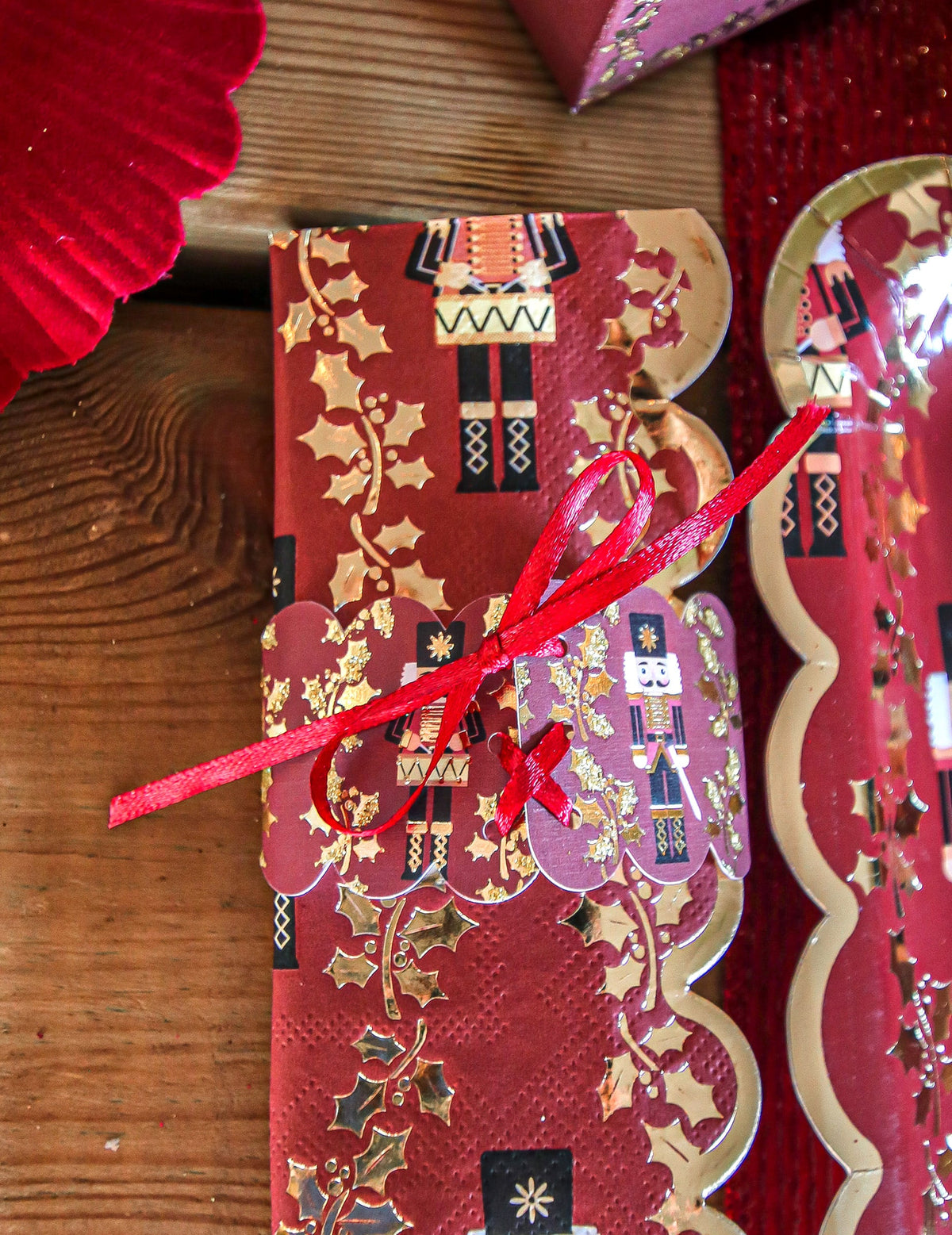 Gros plan sur le ruban satin rouge du rond de serviette casse-noisette