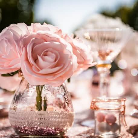 Detalhe de decoração de mesa de 8 rosas em haste em espuma para casamento