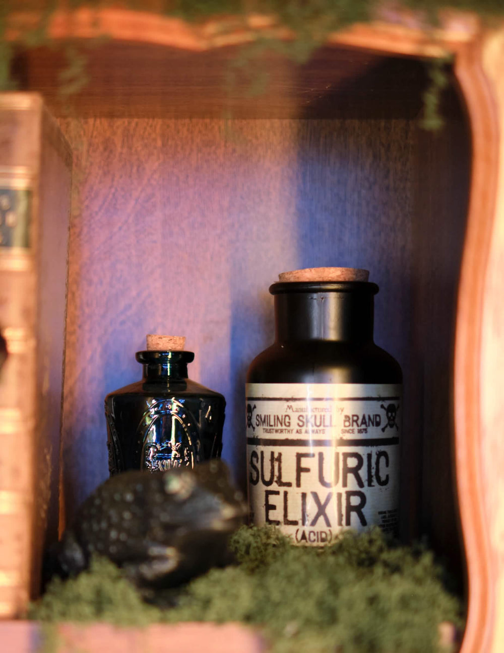 Plano aproximado sobre o rótulo de elixir sulfúrico do pack de 8 autocolantes para garrafa de halloween
