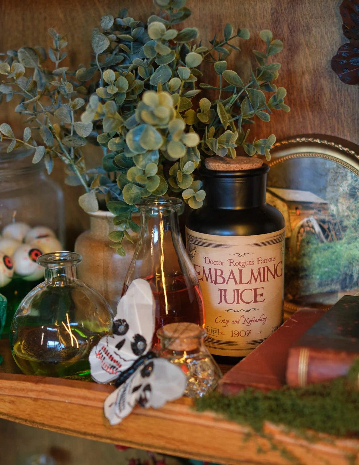 Close-up da etiqueta Embalming Juice com 8 autocolantes para garrafa halloween