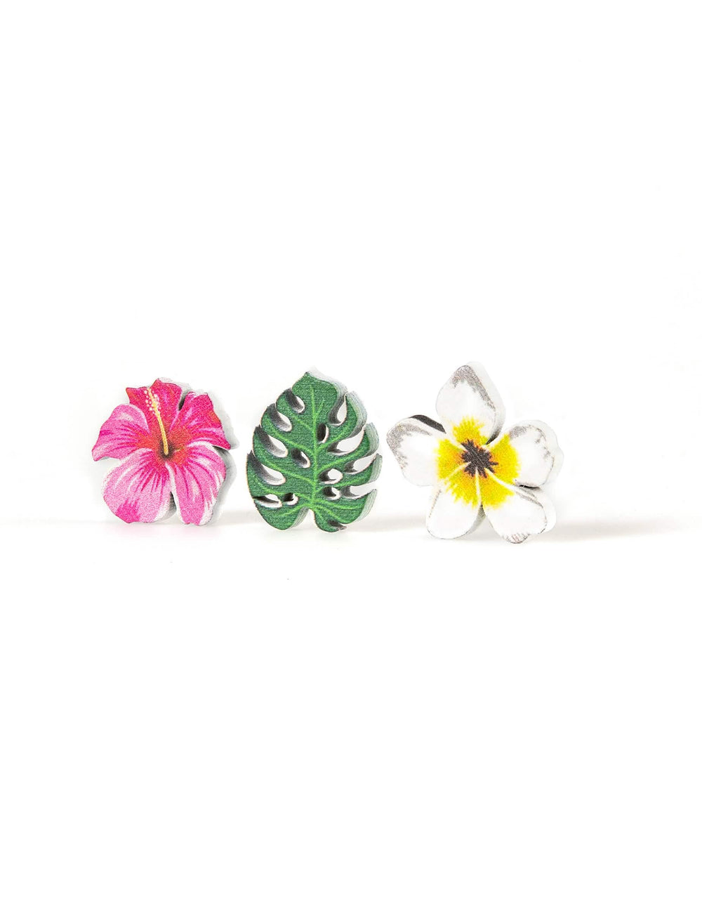 Grande plano dos três motivos dos confettis em madeira com flores e folhas tropicais