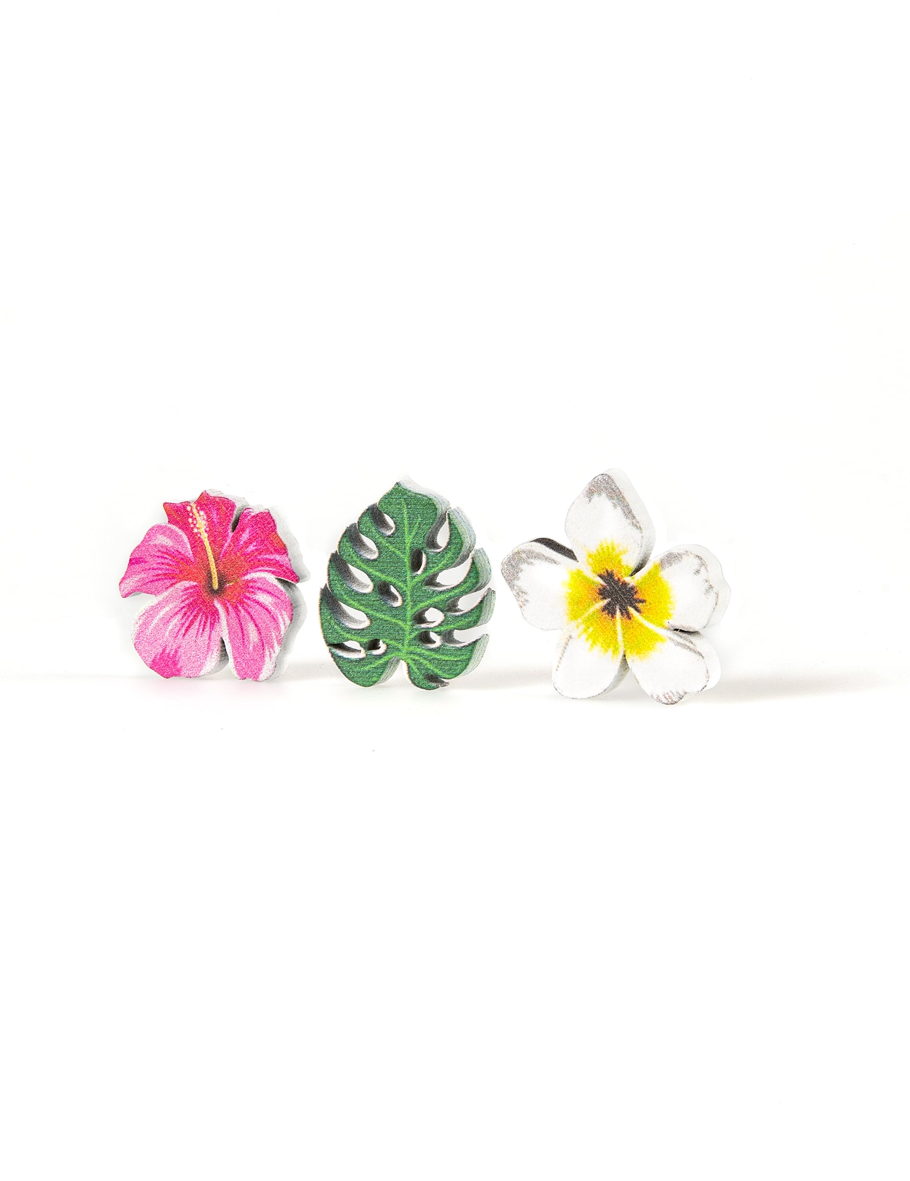 Gros plan sur les trois motifs des confettis en bois fleurs et feuilles tropicales