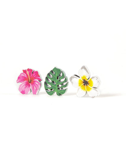Gros plan sur les trois motifs des confettis en bois fleurs et feuilles tropicales