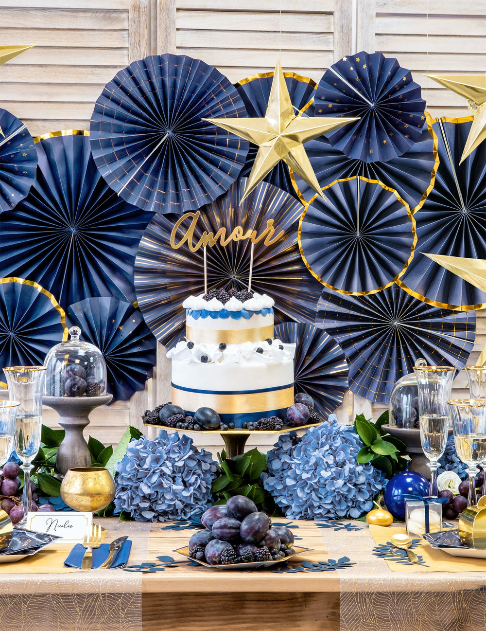 Mise en situation sur un buffet des décorations de table feuilles pour fête bleu marine en papier
