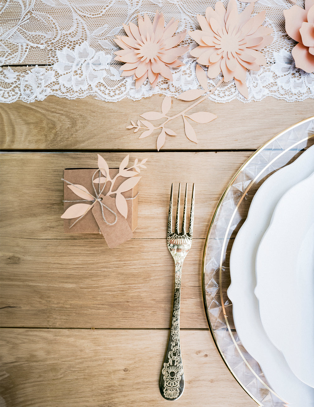 Mise en situation sur un cadeau du décorations de table feuilles pour fête