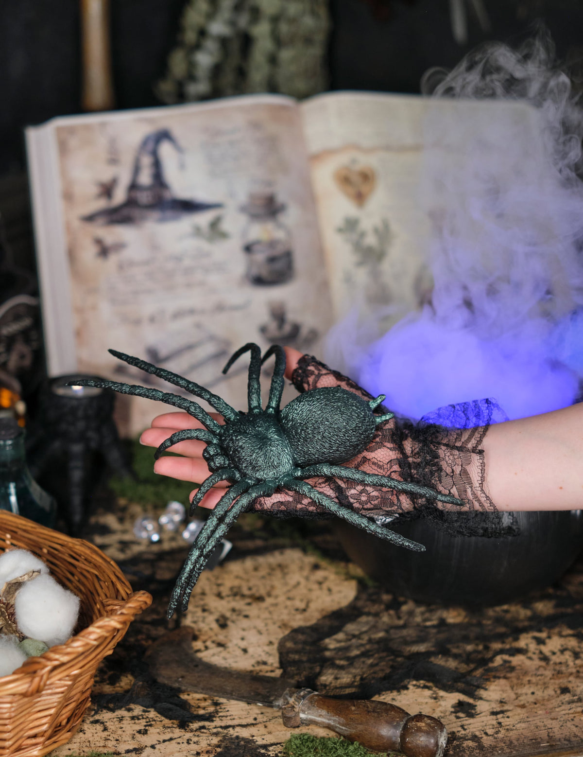 Mise en situation dans la main de l'araignée en plastique pour décoration vert irisé