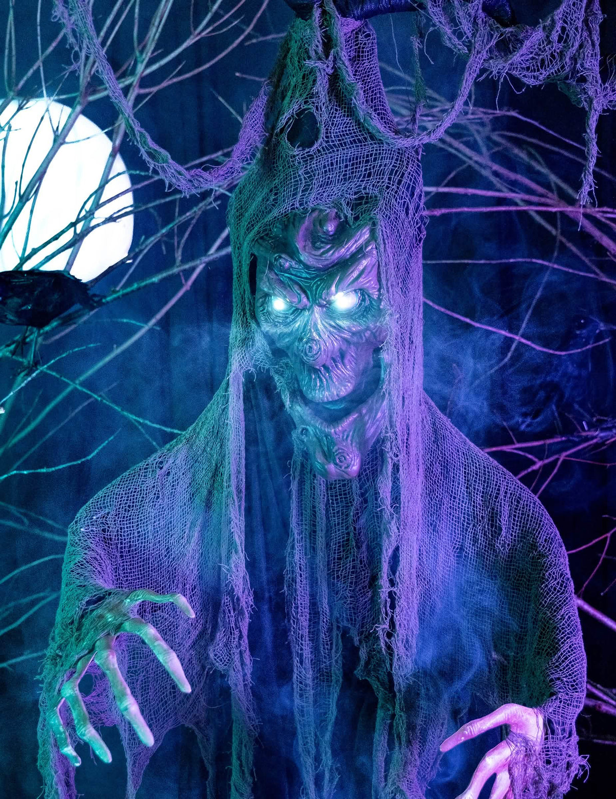 Grande aproximação ao rosto e aos olhos luminosos da Árvore assombrada articulada, luminosa e sonora halloween