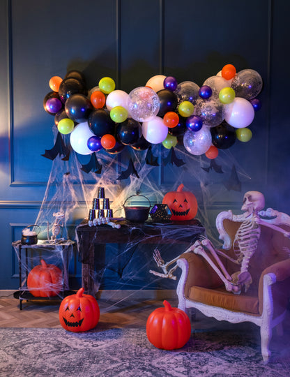 Mise en scène avec squelette et chauves-souris de l'arche de 70 ballons Halloween