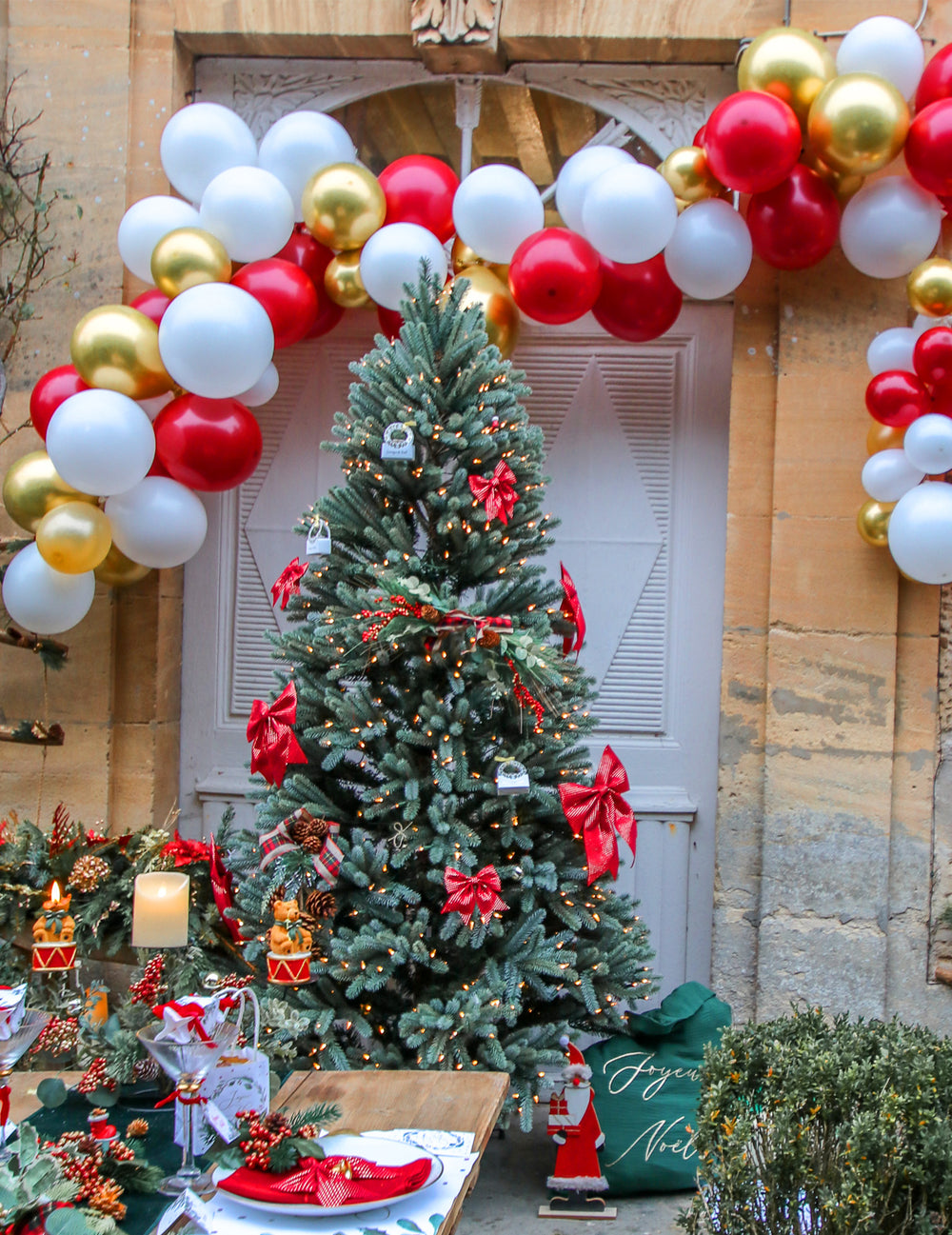 Mise en situation de l'arche de 80 ballons tradi chic pour décoration de Noël