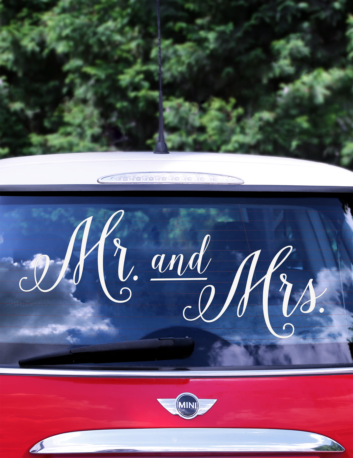 Mise en situation sur la lunette arrière de l'autocollant Mr and Mrs pour voiture