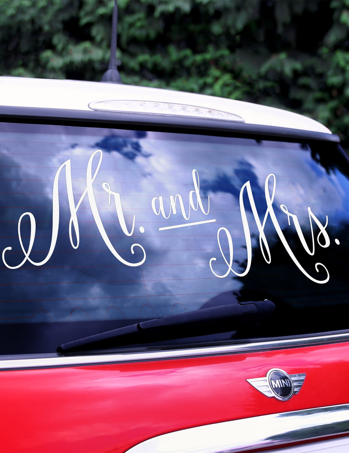 Mise en situation sur la lunette arrière de l'autocollant Mr and Mrs pour voiture