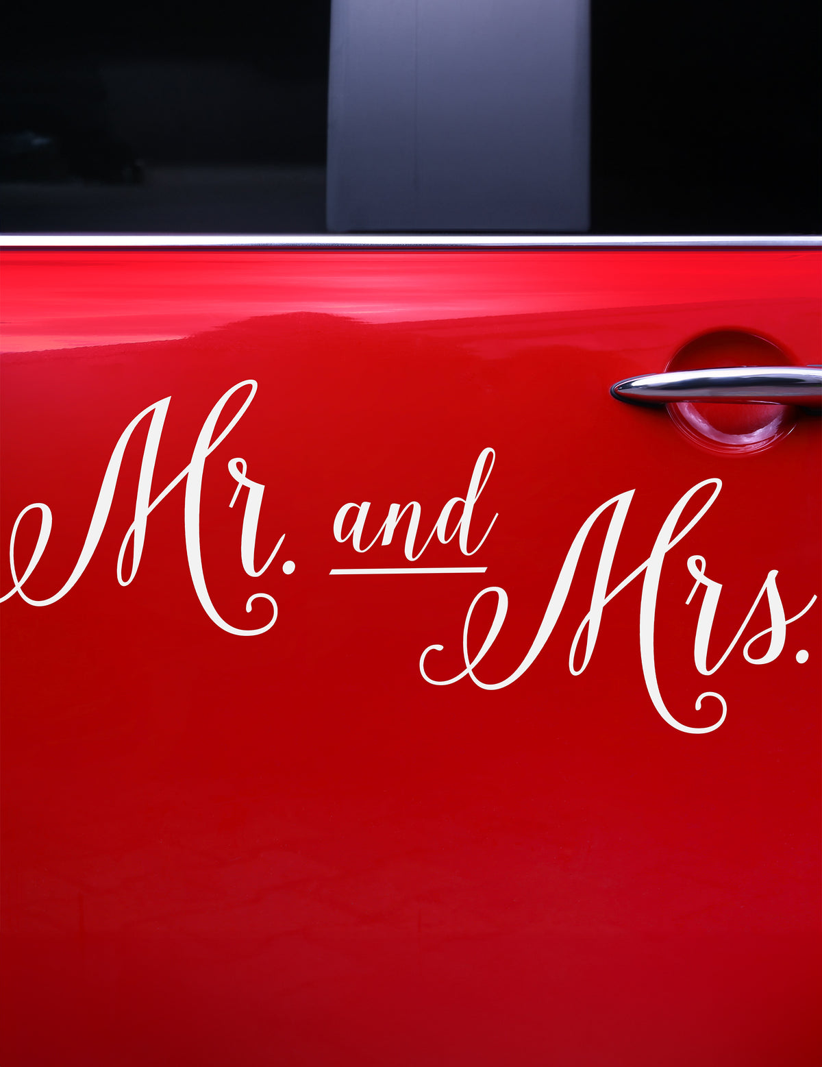 Gros plan sur le texte de l'autocollant Mr and Mrs pour voiture