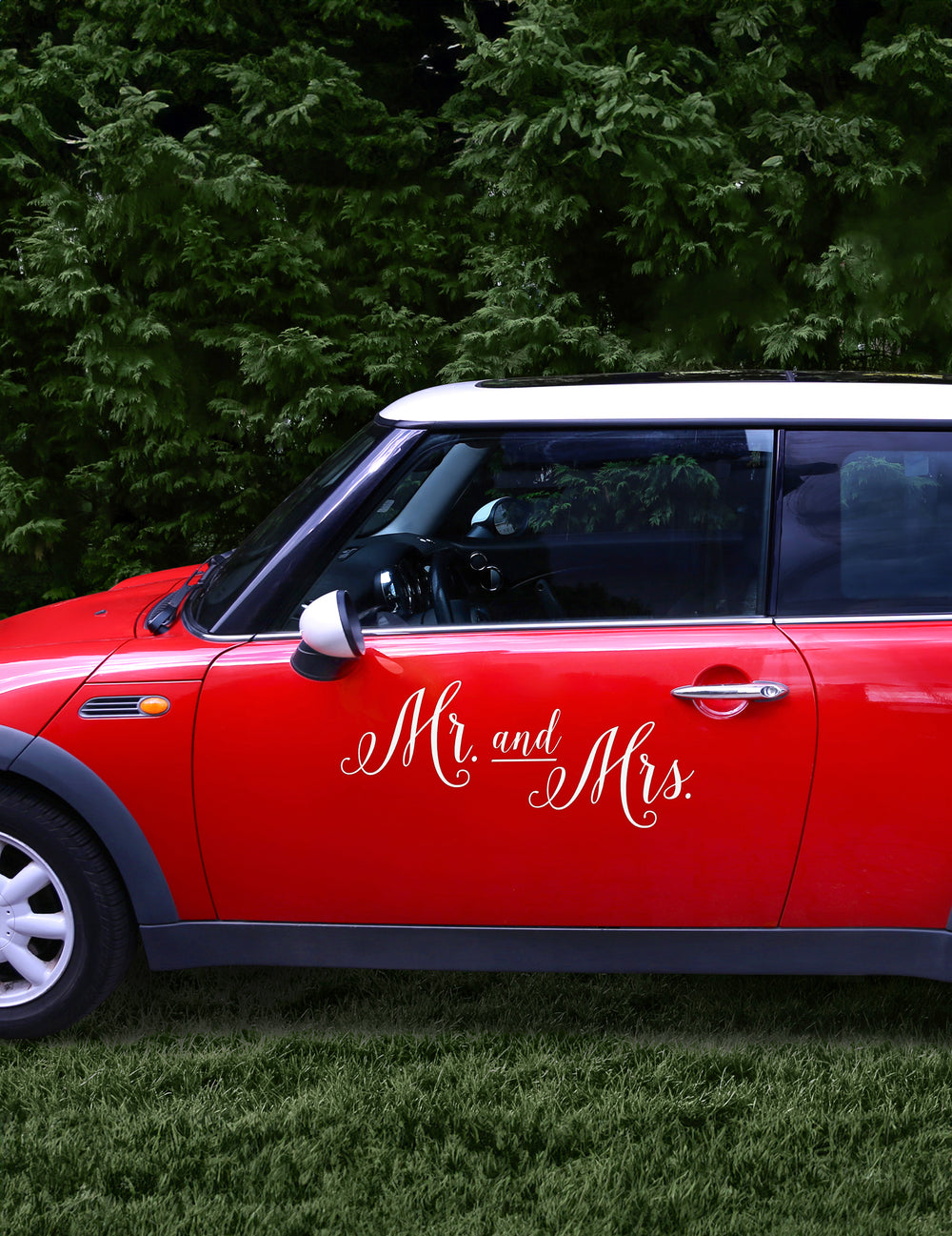Mise en situation sur une portière de l'autocollant Mr and Mrs pour voiture