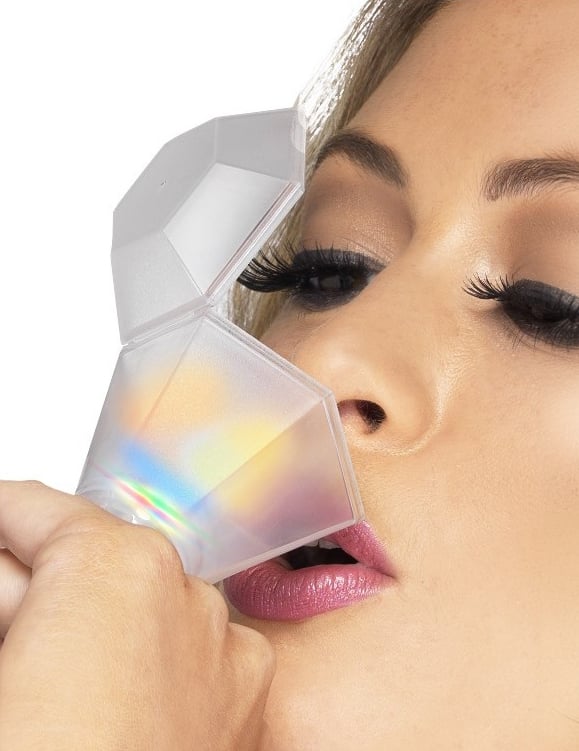 Gros plan du produit porté de la bague lumineuse petit verre pour adulte