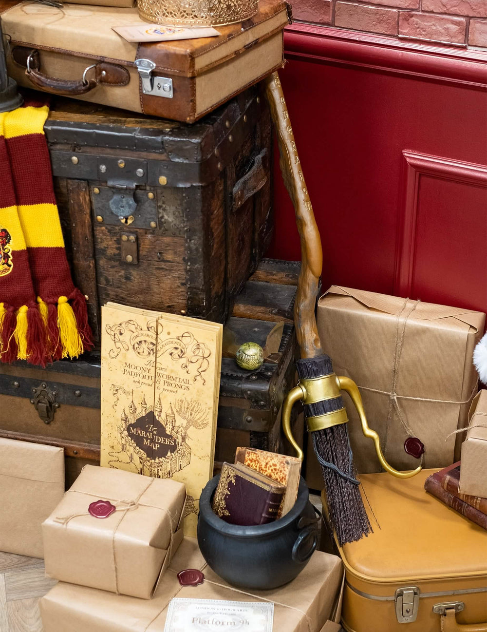Mise en situação com baús e acessórios da vassoura Nimbus luxo Harry Potter