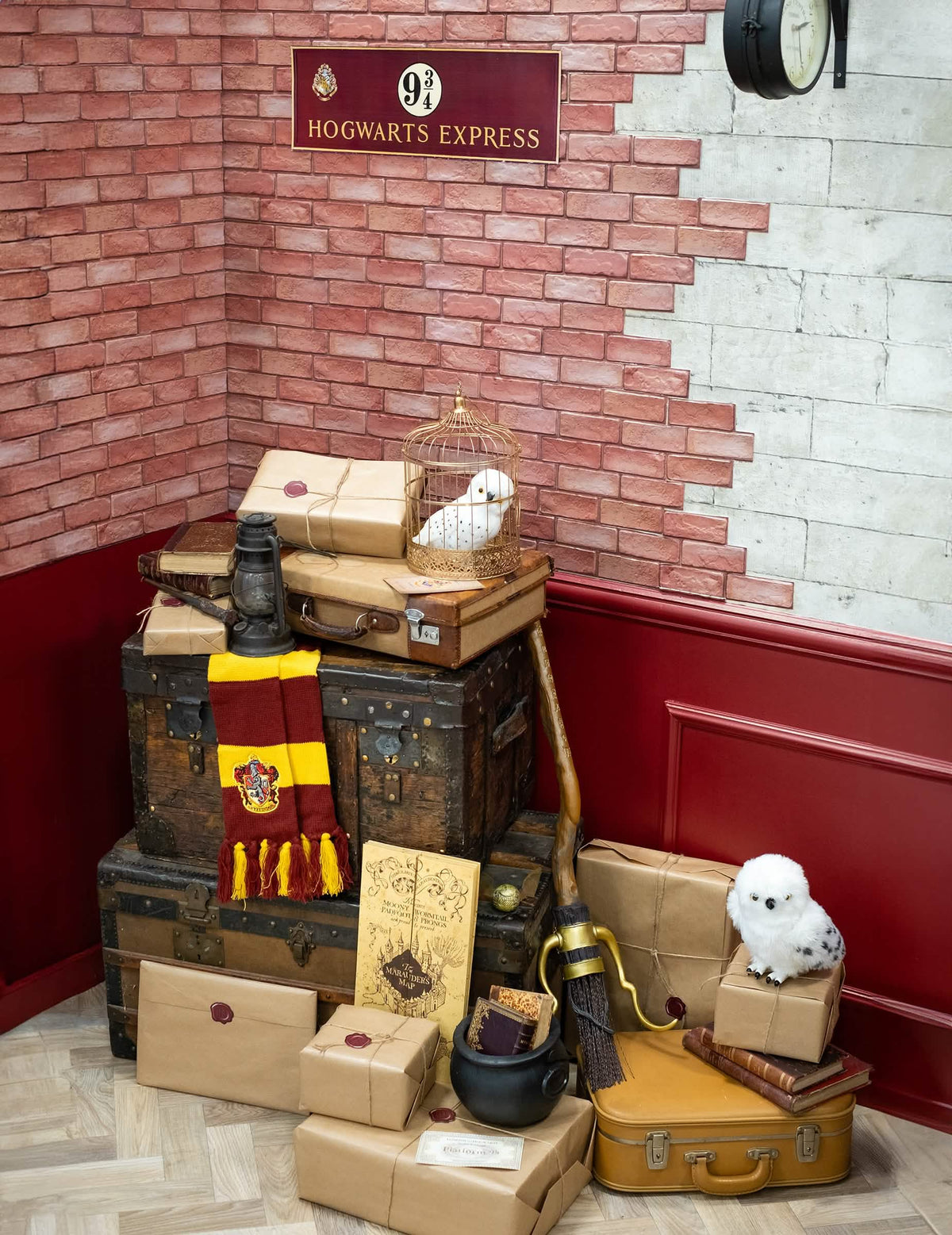 Encenação da vassoura Nimbus luxo Harry Potter num cenário de baús de feiticeiro