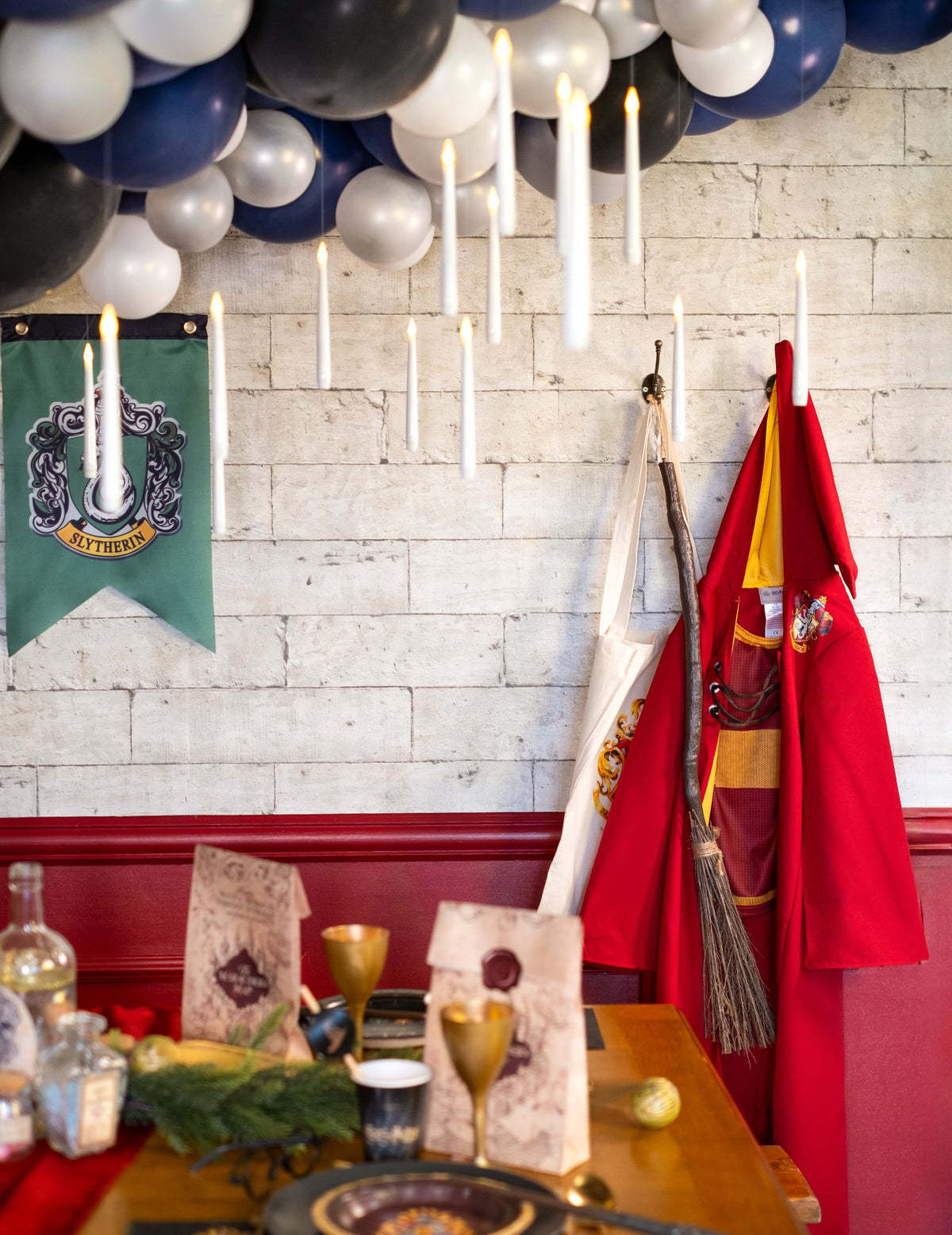 Mise en situation du balai de sorcière pour déguisement suspendu dans un décor de fête