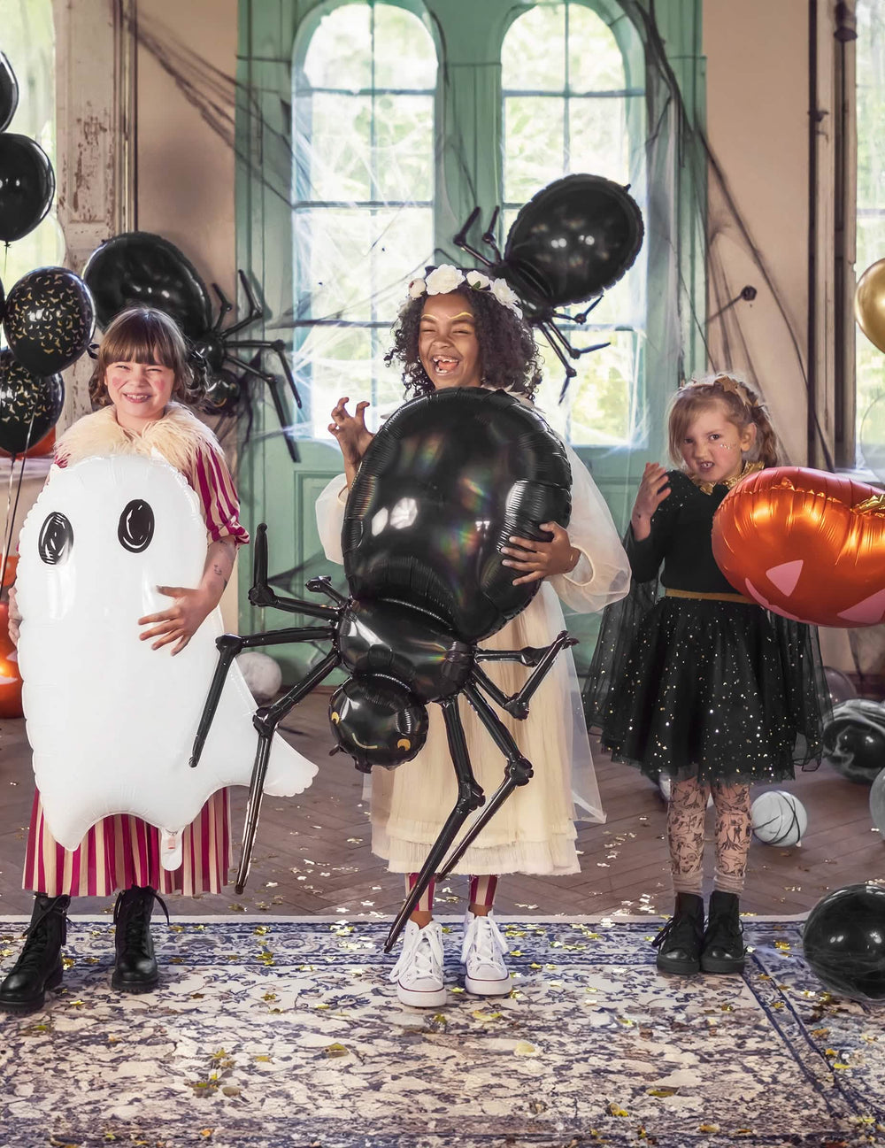 Decoração de halloween com crianças do balão de alumínio aranha