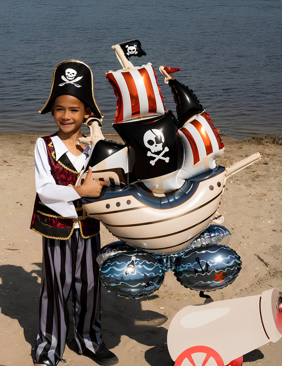 Mise en situation avec un enfant du ballon aluminium bateau pirate
