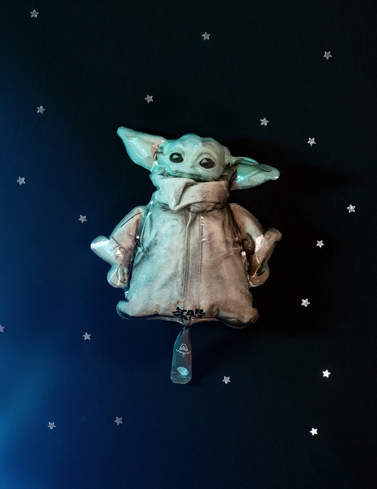 Vue de face sur fond étoilé du ballon aluminium Bébé Yoda The Mandalorian