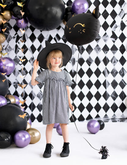 Mise en situation dans un décor de fête du ballon aluminium chat pour Halloween