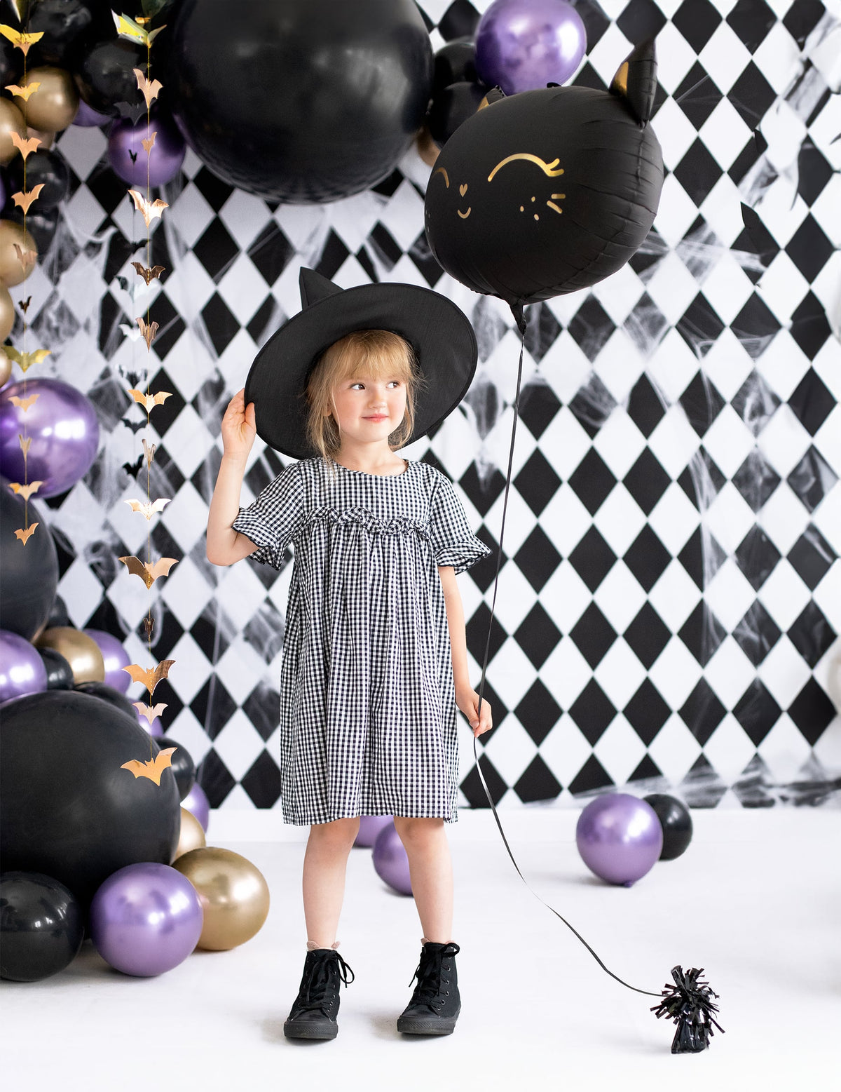 Mise en situation dans un décor de fête du ballon aluminium chat pour Halloween
