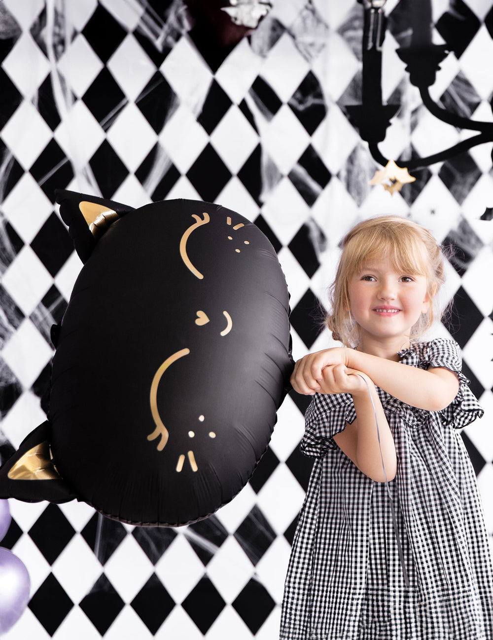 Mise en scène avec une enfant du ballon aluminium chat pour Halloween noir et doré