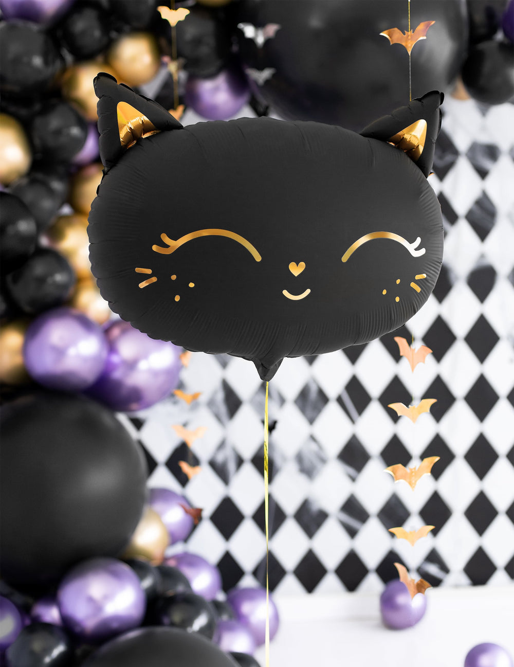 Mise en scène festive du ballon aluminium chat pour Halloween