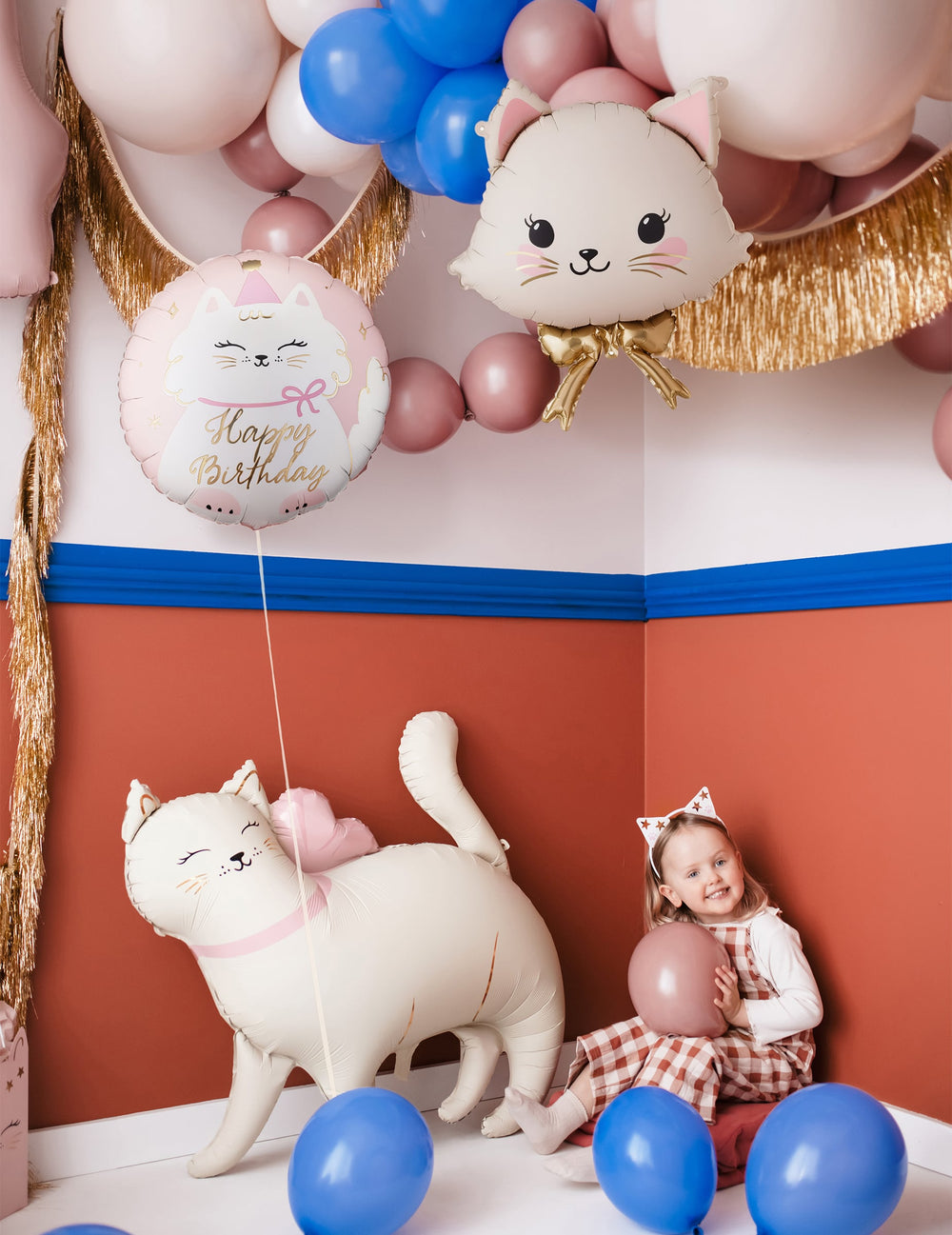 Mise en scène festive avec une enfant du ballon aluminium Chaton