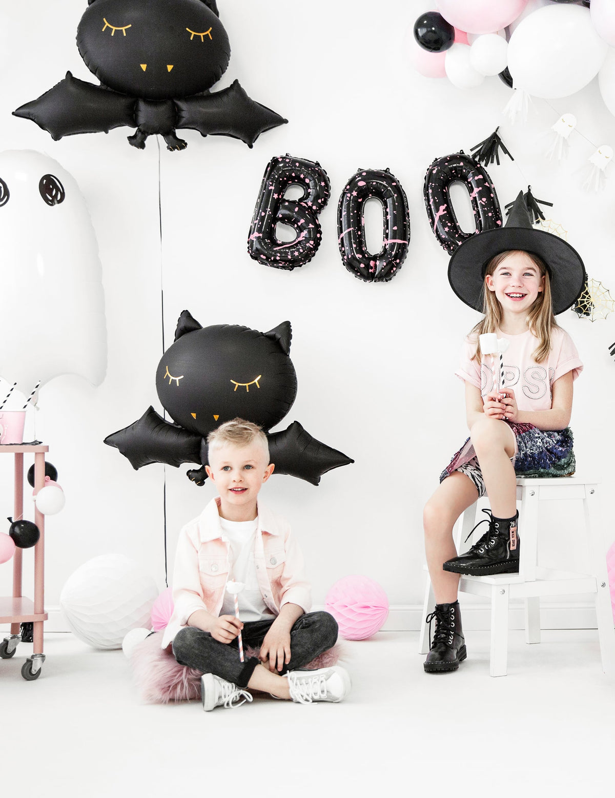 Ambiance de fête d'Halloween avec enfants du ballon aluminium chauve-souris