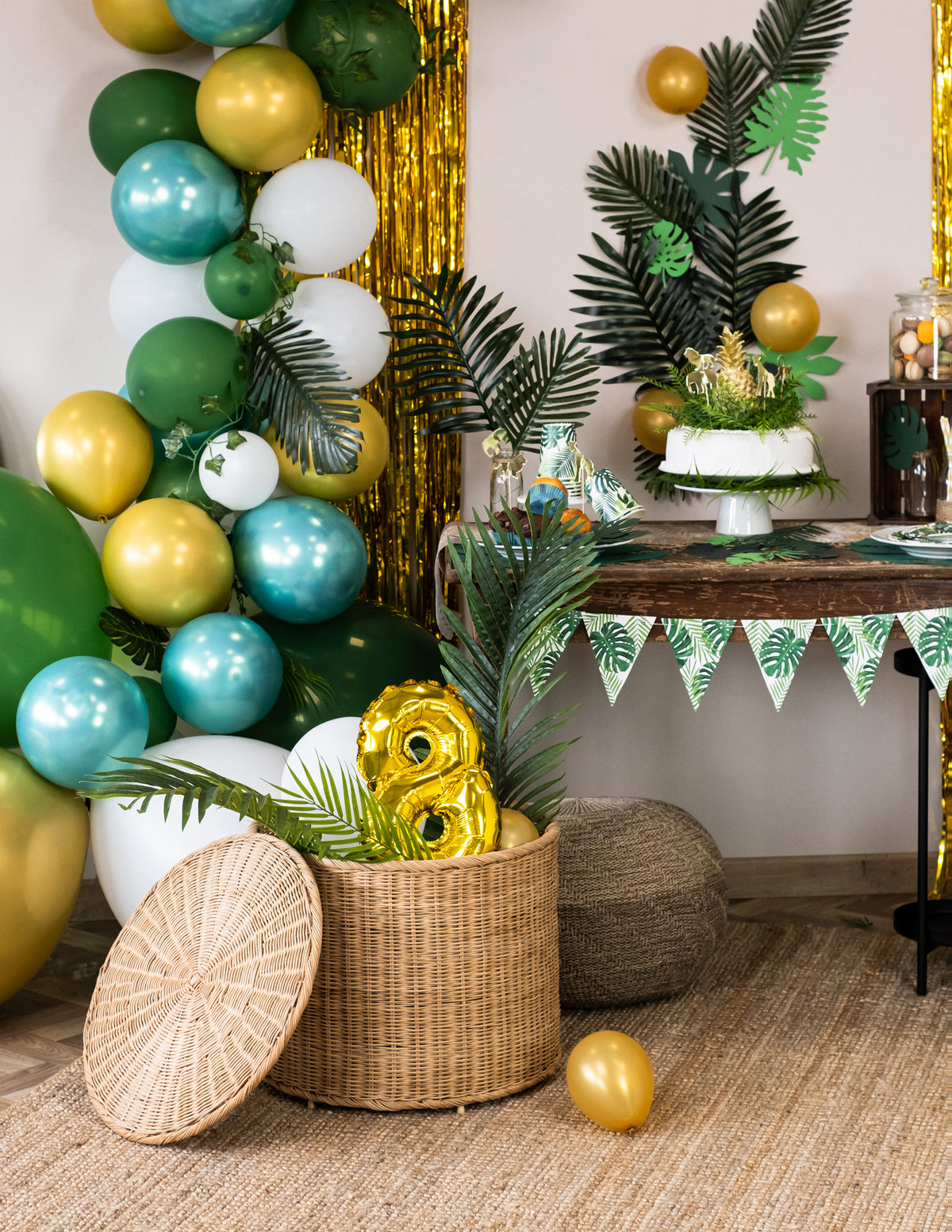 Mise en situation dans une décoration d'anniversaire jungle du ballon aluminium chiffre 8 pour fête