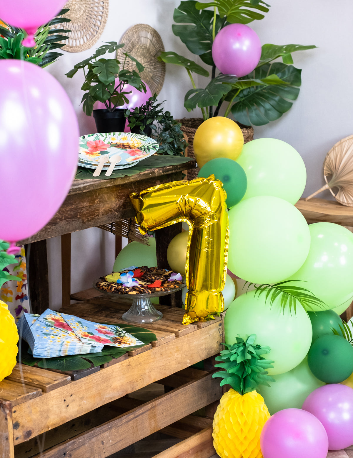 Mise en situation avec décoration tropicale du ballon aluminium chiffre doré pour fête