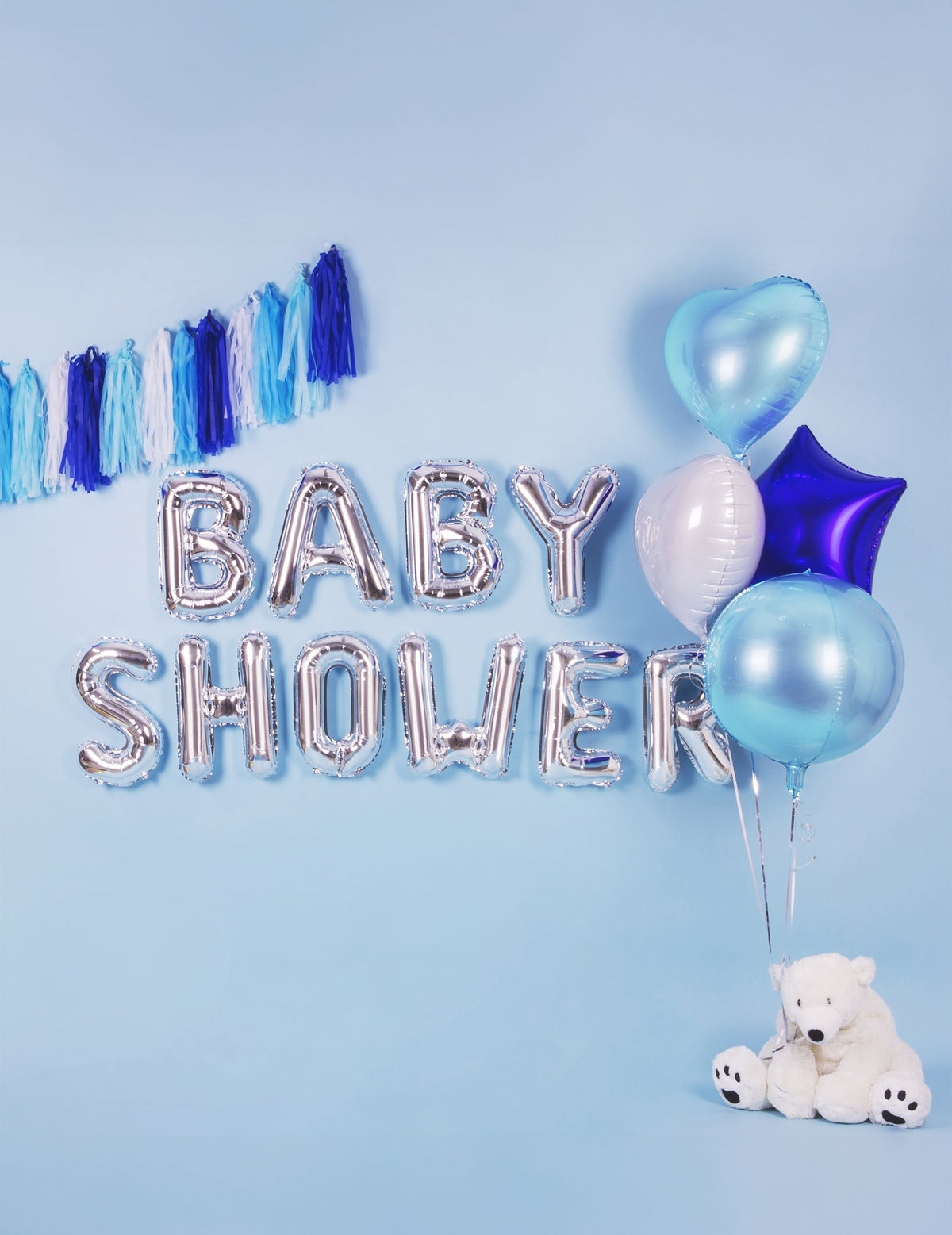 Mise en scène du ballon aluminium coeur bleu clair pour une décoration de baby shower