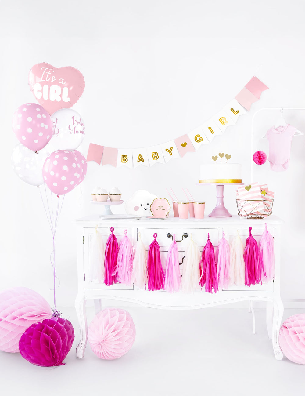 Vue d'ensemble de la décoration avec le ballon aluminium cœur it's a girl pour baby shower