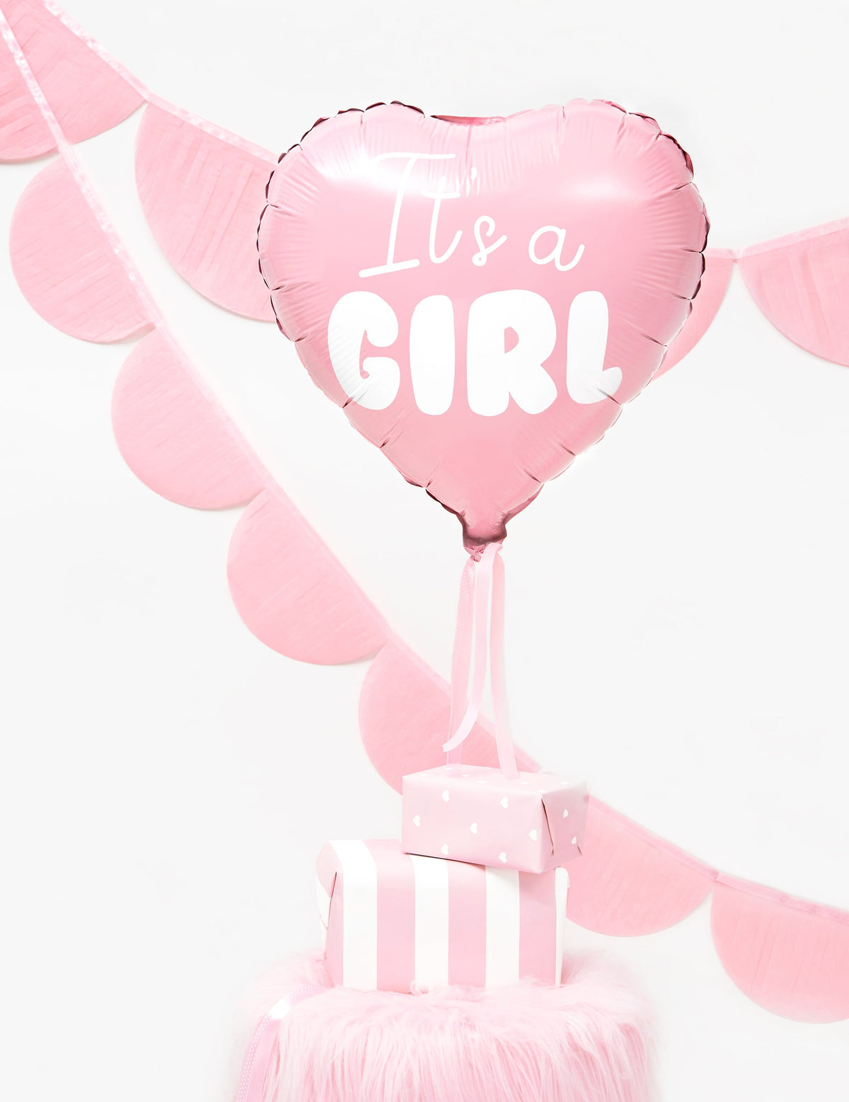 Mise en situation décorative du ballon aluminium cœur it's a girl pour baby shower