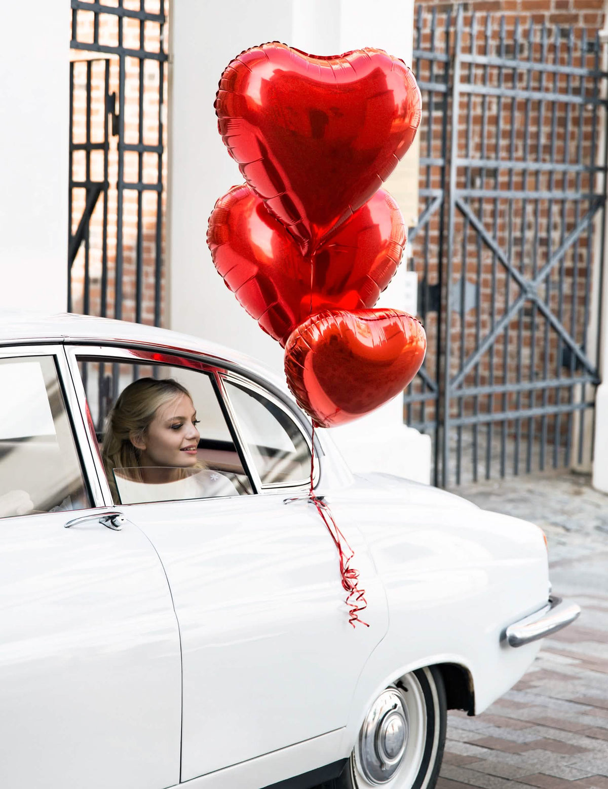 Em situação num carro do balão de alumínio em forma de coração para festa vermelho metalizado