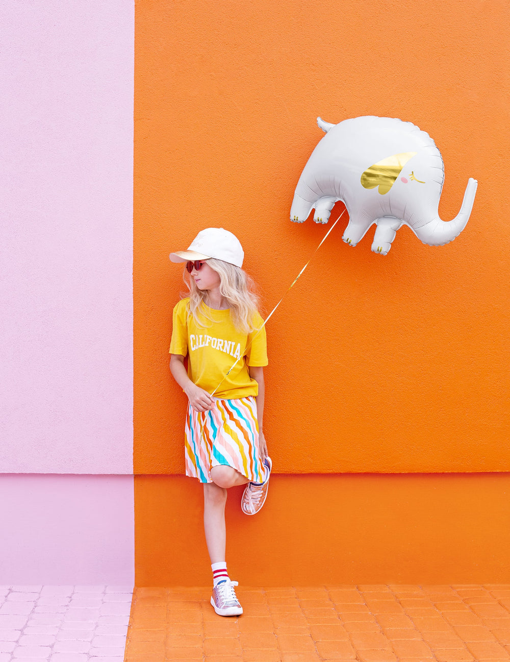 Mise en situation avec une enfant du ballon aluminium Elephant pour fête