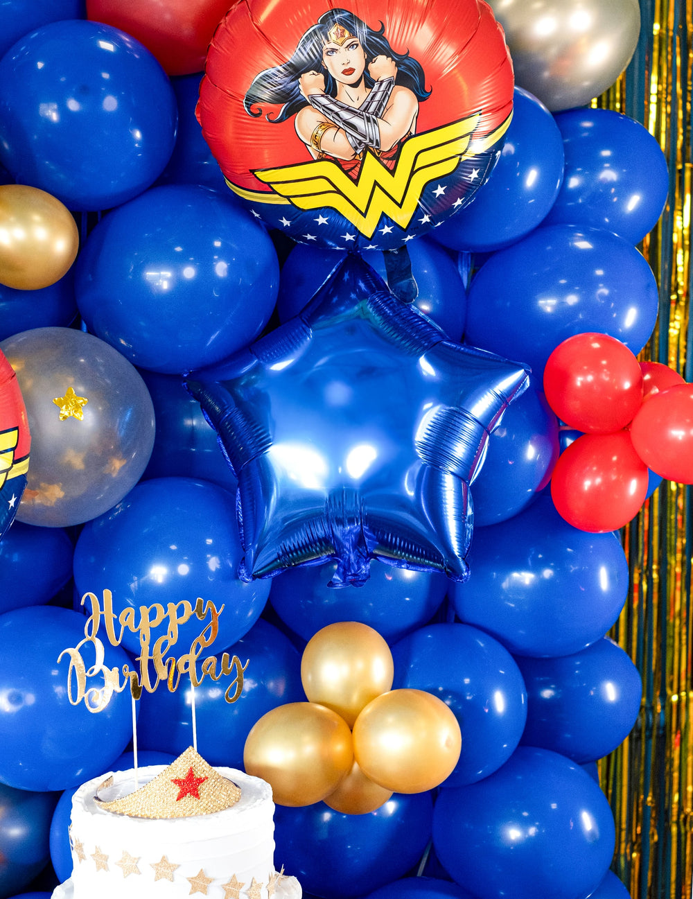 Mise en scène festive avec gâteau du ballon aluminium étoile pour fête bleue
